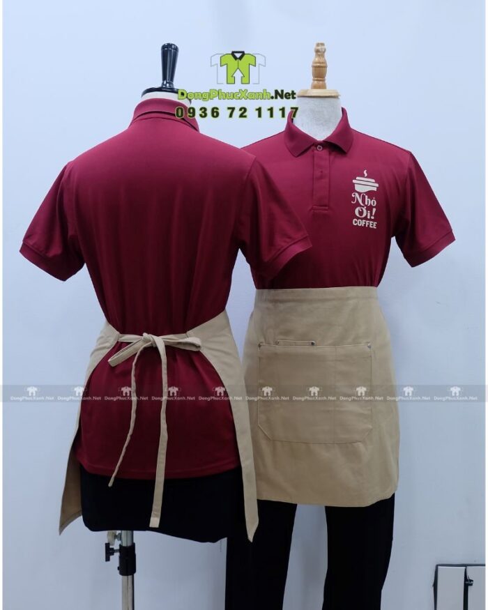 Đồng phục quán cafe màu đỏ đô cổ trụ vải cá sấu poly thái in logo Nhỏ Ơi Coffee.