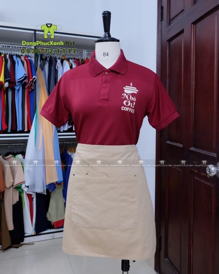 Đồng phục quán cafe màu đỏ đô cổ trụ vải cá sấu poly thái in logo Nhỏ Ơi Coffee.