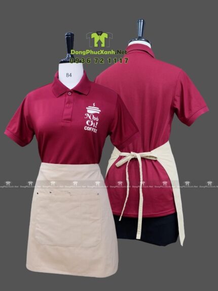 Đồng phục quán cafe màu đỏ đô cổ trụ vải cá sấu poly thái in logo Nhỏ Ơi Coffee.