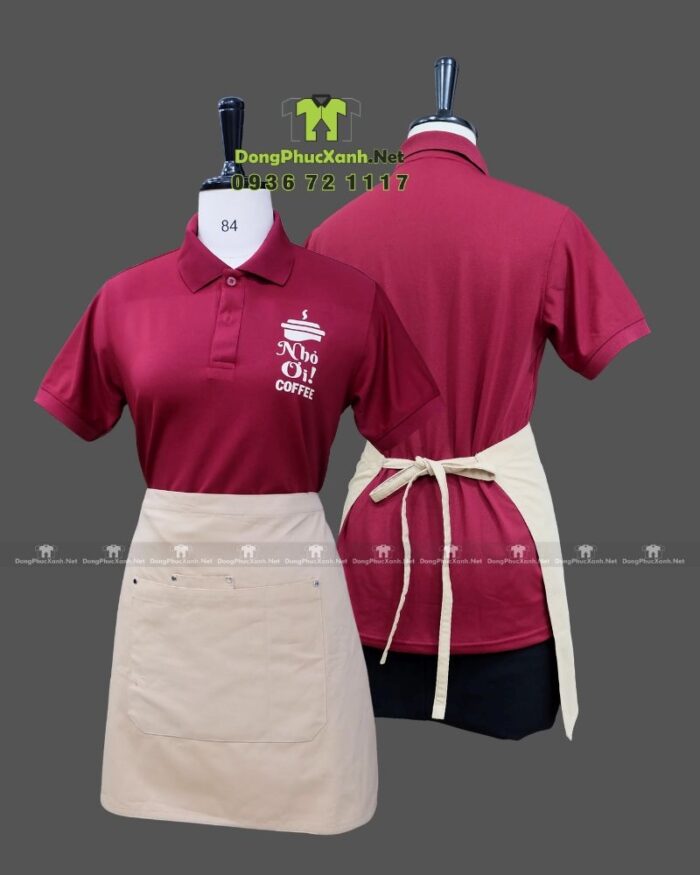 Đồng phục quán cafe màu đỏ đô cổ trụ vải cá sấu poly thái in logo Nhỏ Ơi Coffee.