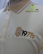 Đồng phục quán cafe 1971’s gồm áo thun cá sấu poly, tạp dề kaki và nón kaki cotton