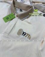 Đồng phục quán cafe 1971’s gồm áo thun cá sấu poly, tạp dề kaki và nón kaki cotton