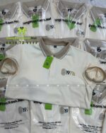 Đồng phục quán cafe 1971’s gồm áo thun cá sấu poly, tạp dề kaki và nón kaki cotton