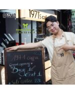Đồng phục quán cafe 1971’s gồm áo thun cá sấu poly, tạp dề kaki và nón kaki cotton