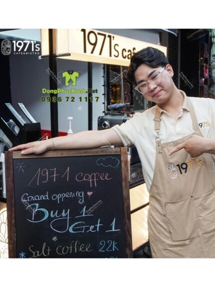 Đồng phục quán cafe 1971’s gồm áo thun cá sấu poly, tạp dề kaki và nón kaki cotton
