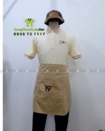 Đồng phục quán cafe 1971’s gồm áo thun cá sấu poly, tạp dề kaki và nón kaki cotton