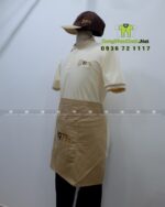 Đồng phục quán cafe 1971’s gồm áo thun cá sấu poly, tạp dề kaki và nón kaki cotton