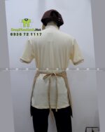 Đồng phục quán cafe 1971’s gồm áo thun cá sấu poly, tạp dề kaki và nón kaki cotton