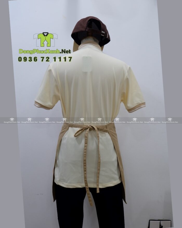 Đồng phục quán cafe 1971’s gồm áo thun cá sấu poly, tạp dề kaki và nón kaki cotton