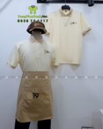 Đồng phục quán cafe 1971’s gồm áo thun cá sấu poly, tạp dề kaki và nón kaki cotton