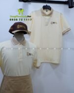 Đồng phục quán cafe 1971’s gồm áo thun cá sấu poly, tạp dề kaki và nón kaki cotton