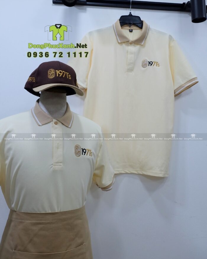 Đồng phục quán cafe 1971’s gồm áo thun cá sấu poly, tạp dề kaki và nón kaki cotton