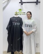 Áo choàng tóc in logo Tino màu đen và trắng, chất liệu vải dù
