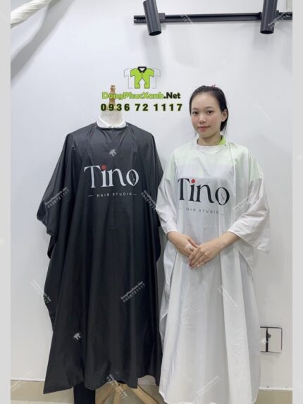 Áo choàng tóc in logo Tino màu đen và trắng, chất liệu vải dù
