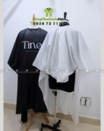 Áo choàng tóc in logo Tino màu đen và trắng, chất liệu vải dù