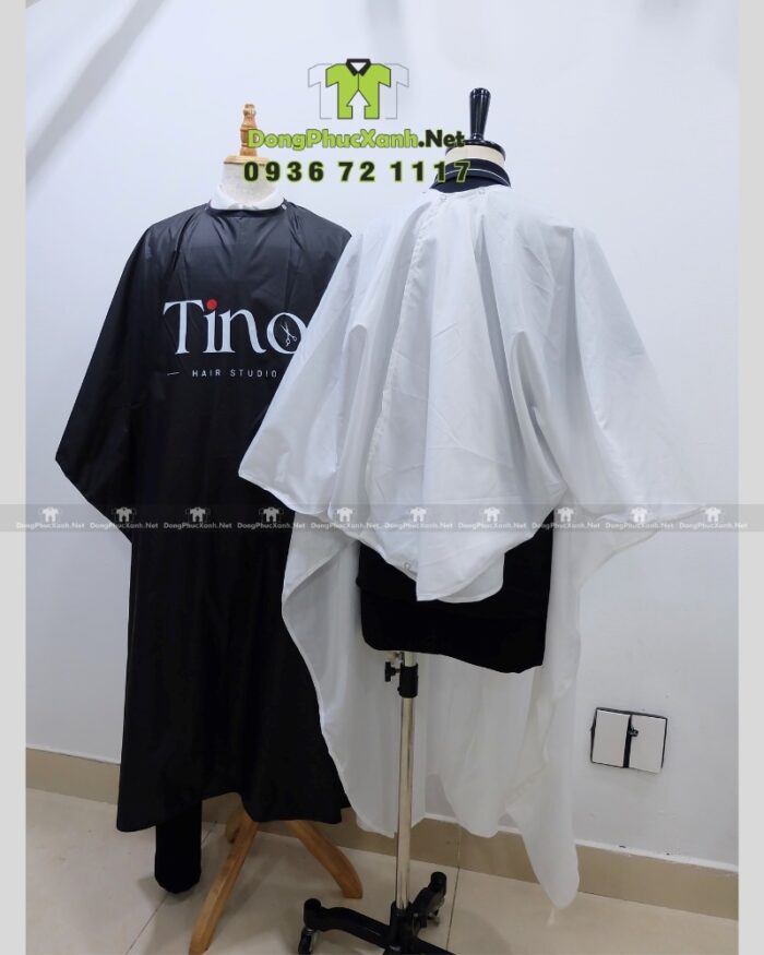 Áo choàng tóc in logo Tino màu đen và trắng, chất liệu vải dù