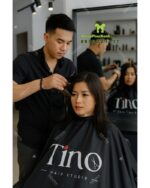 Áo choàng tóc in logo Tino màu đen và trắng, chất liệu vải dù