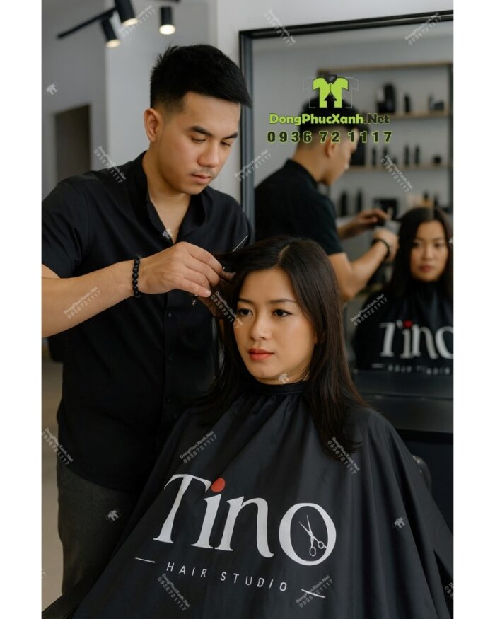 Áo choàng tóc in logo Tino màu đen và trắng, chất liệu vải dù
