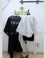 Áo choàng tóc in logo Tino màu đen và trắng, chất liệu vải dù