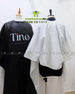 Áo choàng tóc in logo Tino màu đen và trắng, chất liệu vải dù