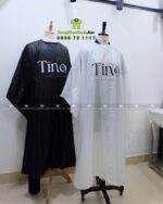 Áo choàng tóc in logo Tino màu đen và trắng, chất liệu vải dù