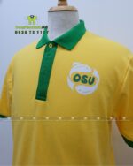 Đồng phục quán ăn OSU gồm áo thun vàng cổ xanh và tạp dề xanh in logo thương hiệu