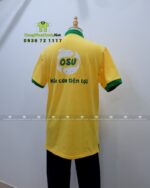 Đồng phục quán ăn OSU gồm áo thun vàng cổ xanh và tạp dề xanh in logo thương hiệu