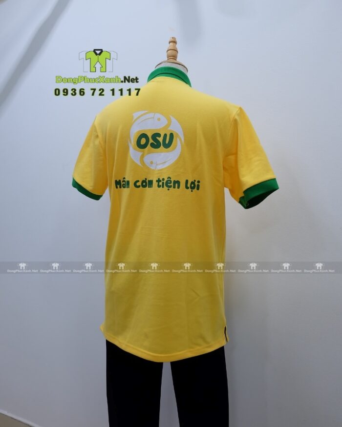 Đồng phục quán ăn OSU gồm áo thun vàng cổ xanh và tạp dề xanh in logo thương hiệu