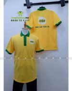 Đồng phục quán ăn OSU gồm áo thun vàng cổ xanh và tạp dề xanh in logo thương hiệu