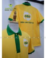 Đồng phục quán ăn OSU gồm áo thun vàng cổ xanh và tạp dề xanh in logo thương hiệu