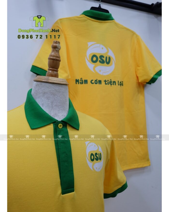 Đồng phục quán ăn OSU gồm áo thun vàng cổ xanh và tạp dề xanh in logo thương hiệu