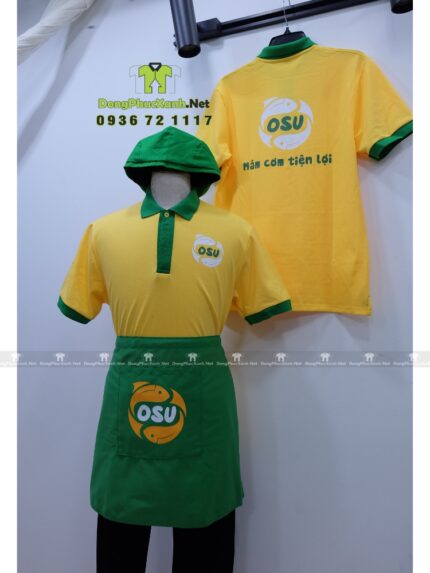 Đồng phục quán ăn OSU gồm áo thun vàng cổ xanh và tạp dề xanh in logo thương hiệu