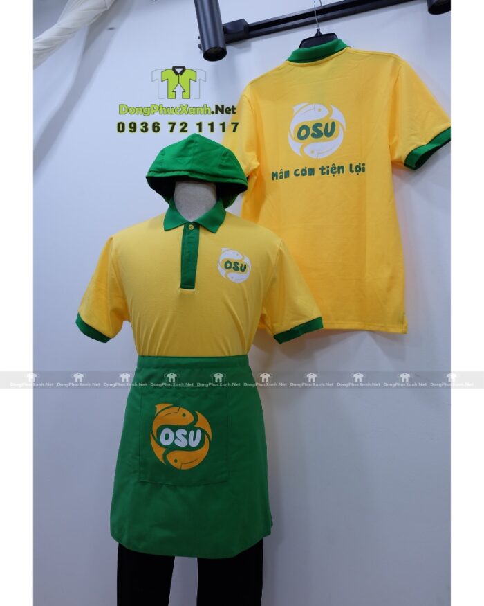 Đồng phục quán ăn OSU gồm áo thun vàng cổ xanh và tạp dề xanh in logo thương hiệu