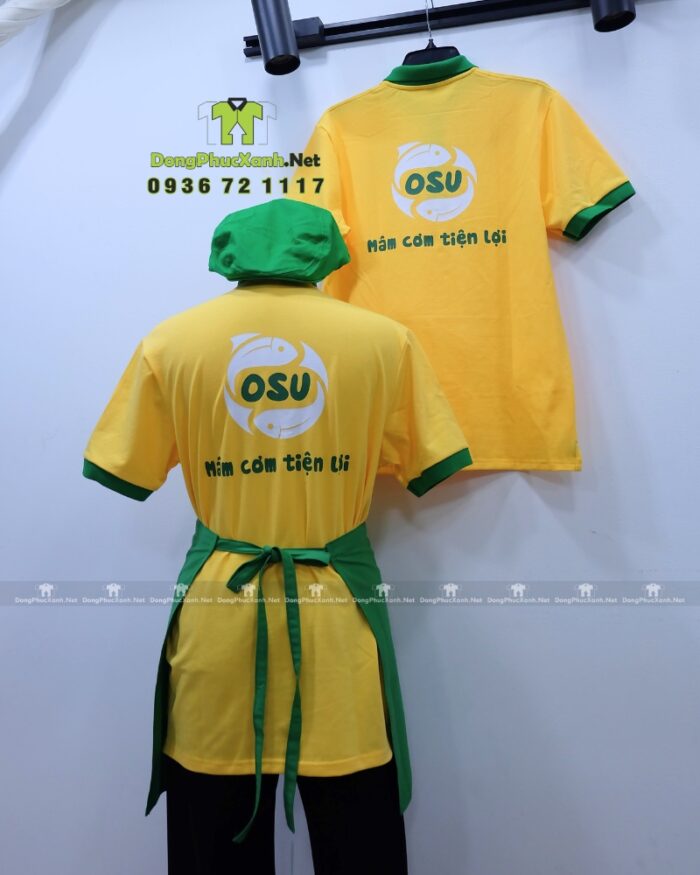 Đồng phục quán ăn OSU gồm áo thun vàng cổ xanh và tạp dề xanh in logo thương hiệu