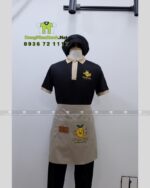 Đồng phục quán cafe Mango Kids áo polo đen và tạp dề kaki be.