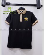 Đồng phục quán cafe Mango Kids áo polo đen và tạp dề kaki be.