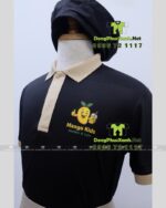 Đồng phục quán cafe Mango Kids áo polo đen và tạp dề kaki be.