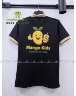 Đồng phục quán cafe Mango Kids áo polo đen và tạp dề kaki be.