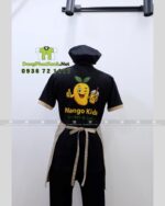 Đồng phục quán cafe Mango Kids áo polo đen và tạp dề kaki be.