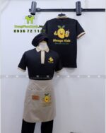 Đồng phục quán cafe Mango Kids áo polo đen và tạp dề kaki be.