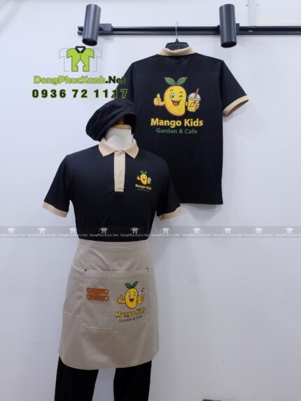 Đồng phục quán cafe Mango Kids áo polo đen và tạp dề kaki be.