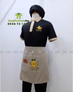 Đồng phục quán cafe Mango Kids áo polo đen và tạp dề kaki be.