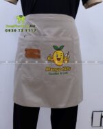 Đồng phục quán cafe Mango Kids áo polo đen và tạp dề kaki be.