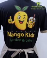 Đồng phục quán cafe Mango Kids áo polo đen và tạp dề kaki be.