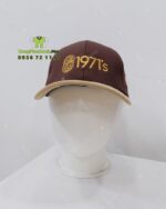 Mũ nón đồng phục kaki cotton màu nâu phối vàng thêu logo 1971’s