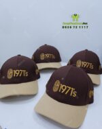 Mũ nón đồng phục kaki cotton màu nâu phối vàng thêu logo 1971’s