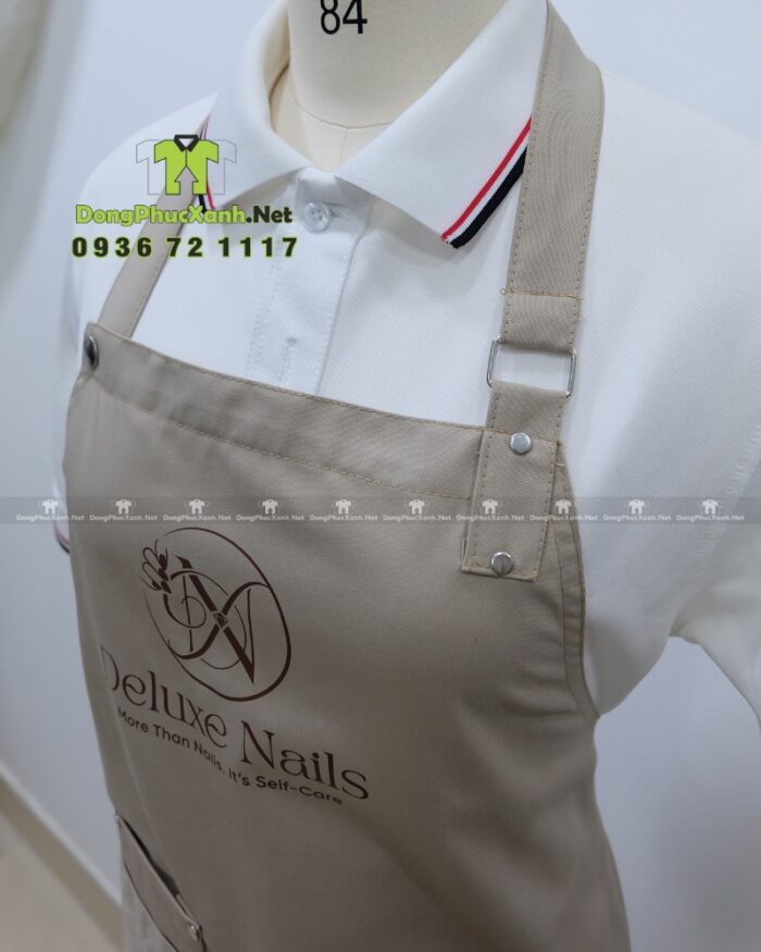 Tạp dề nail màu be vải kaki 65/35 in logo Deluxe Nails.