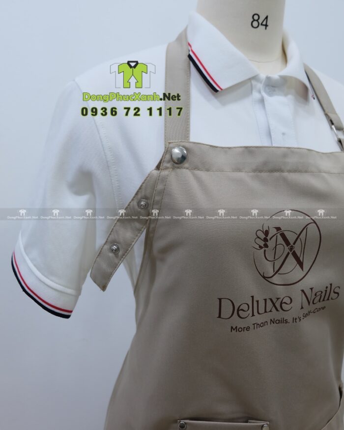 Tạp dề nail màu be vải kaki 65/35 in logo Deluxe Nails.