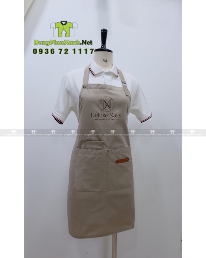 Tạp dề nail màu be vải kaki 65/35 in logo Deluxe Nails.