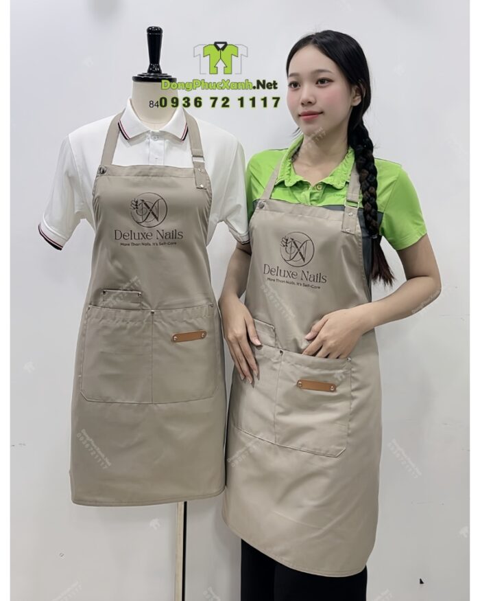 Tạp dề nail màu be vải kaki 65/35 in logo Deluxe Nails.